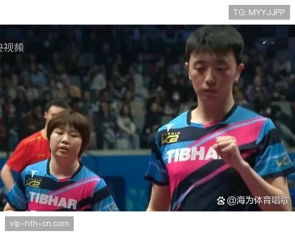 李诗沣训练完直接瘫在场边啃香蕉，这松弛感是真绷不住了