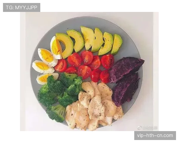 阿萨尔森训练完直接啃鸡胸肉，这自律我真看愣了